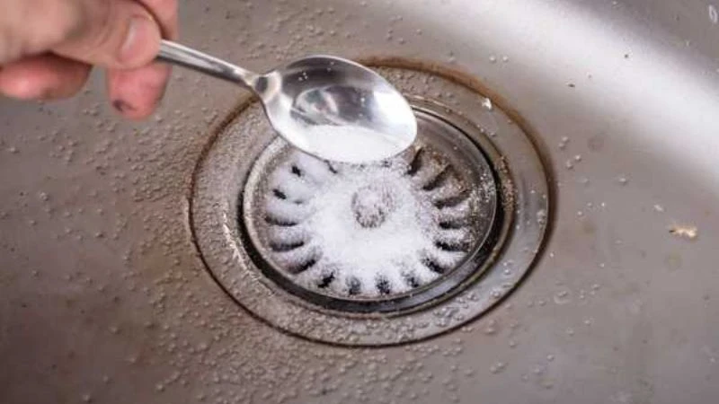 Dùng baking soda + giấm trắng để xử lý tắc nghẽn 