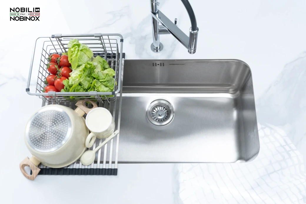 Bề mặt chậu rửa bát inox bóng gương