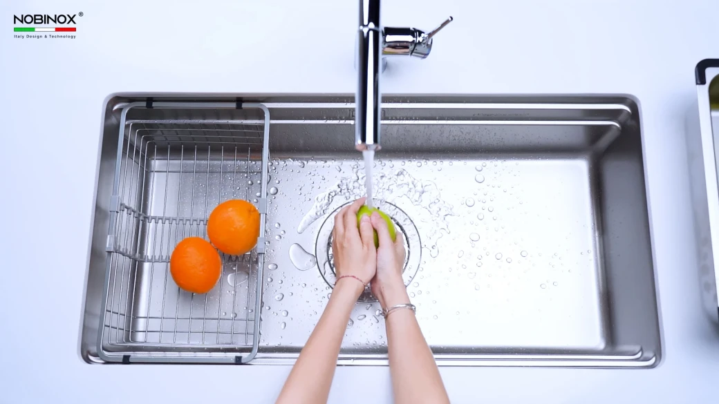 Bề mặt chậu inox bóng và bề mặt chống xước khác gì