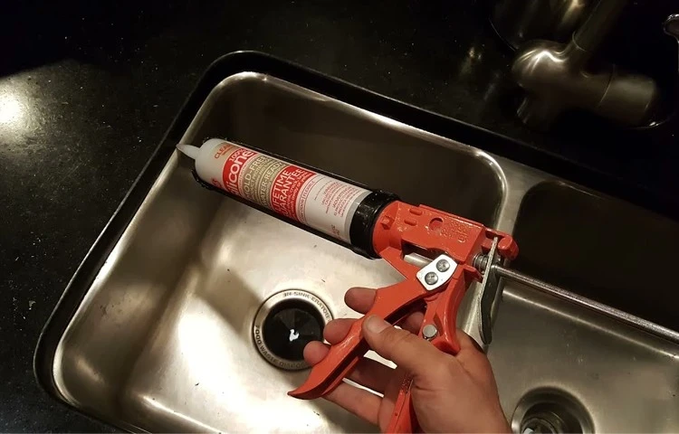 Sử dụng súng bắn keo để bơm keo silicone đều và liên tục vào khe hở