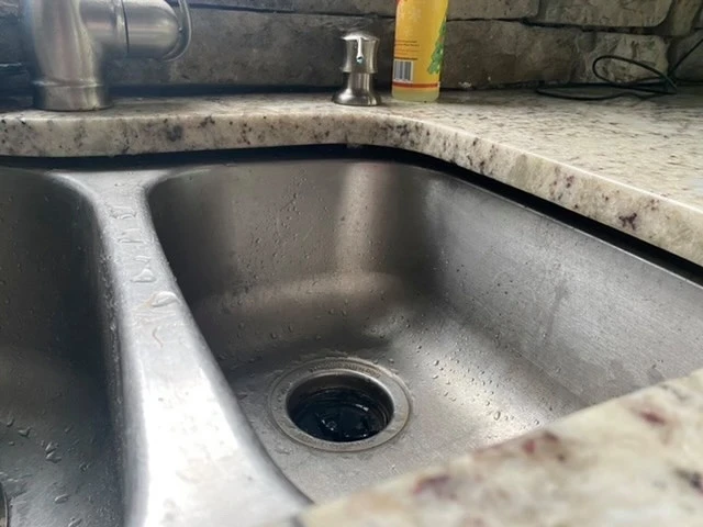 Bịt khe hở giữa chậu rửa bát và bàn đá hiệu quả... - image 1