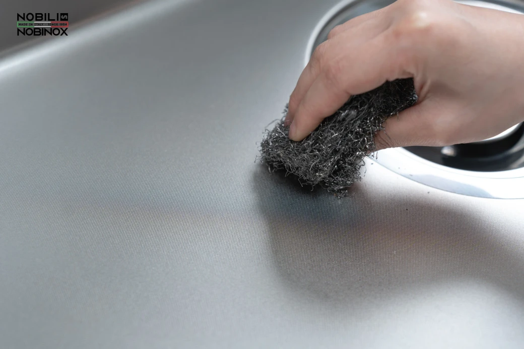 lỗi phổ biến khi tẩy rửa chậu rửa inox cần tránh