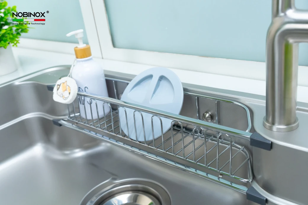 Giá inox gắn chậu - chi tiết nhỏ nhưng ảnh hưởng lớn đến trải nghiệm