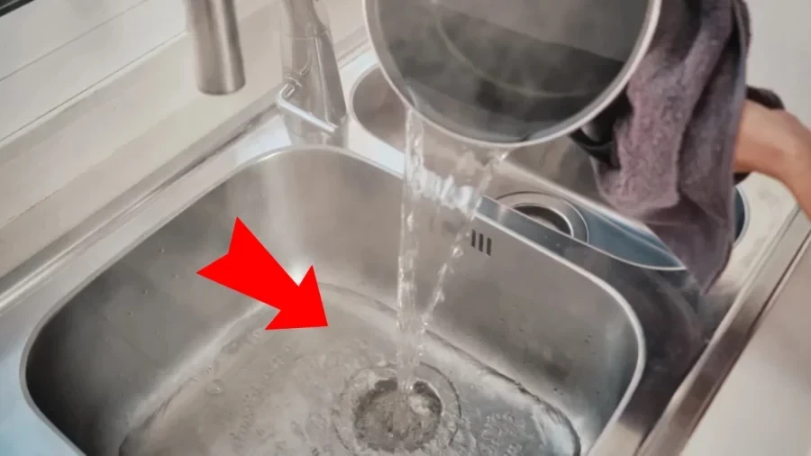 Đổ nước nóng vào chậu rửa bát có nên hay không?... - image 1