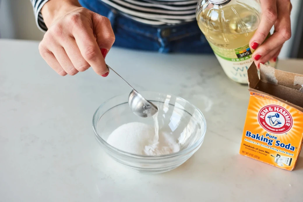 Dùng baking soda và giấm trắng để tẩy rửa chậu rửa bát inox