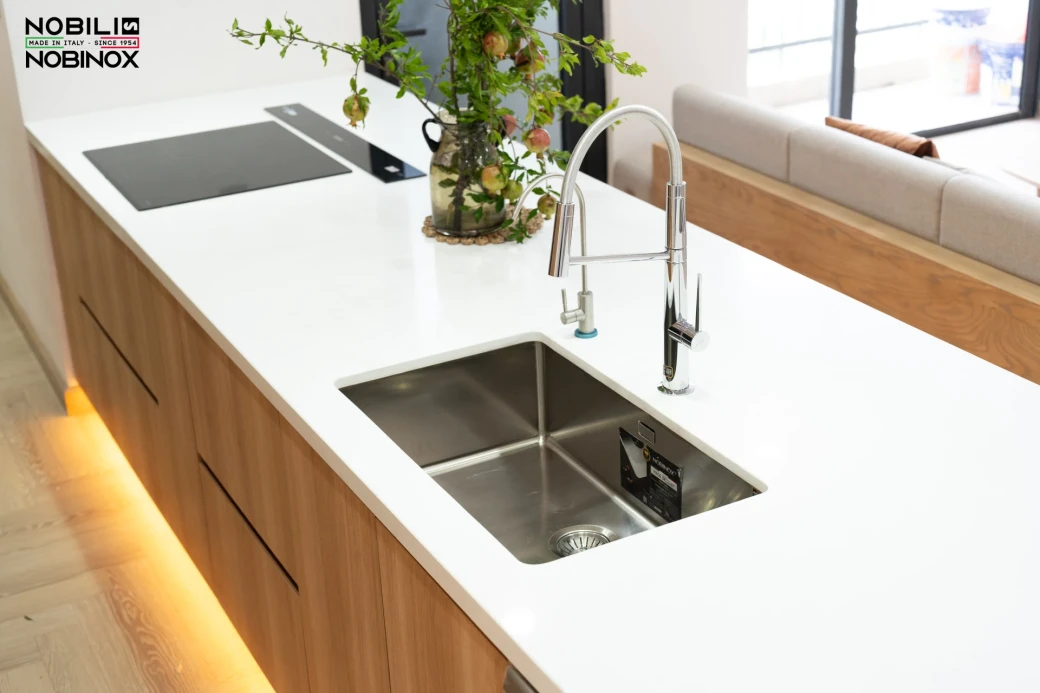 phối màu Chậu màu inox bóng, vòi màu chrome