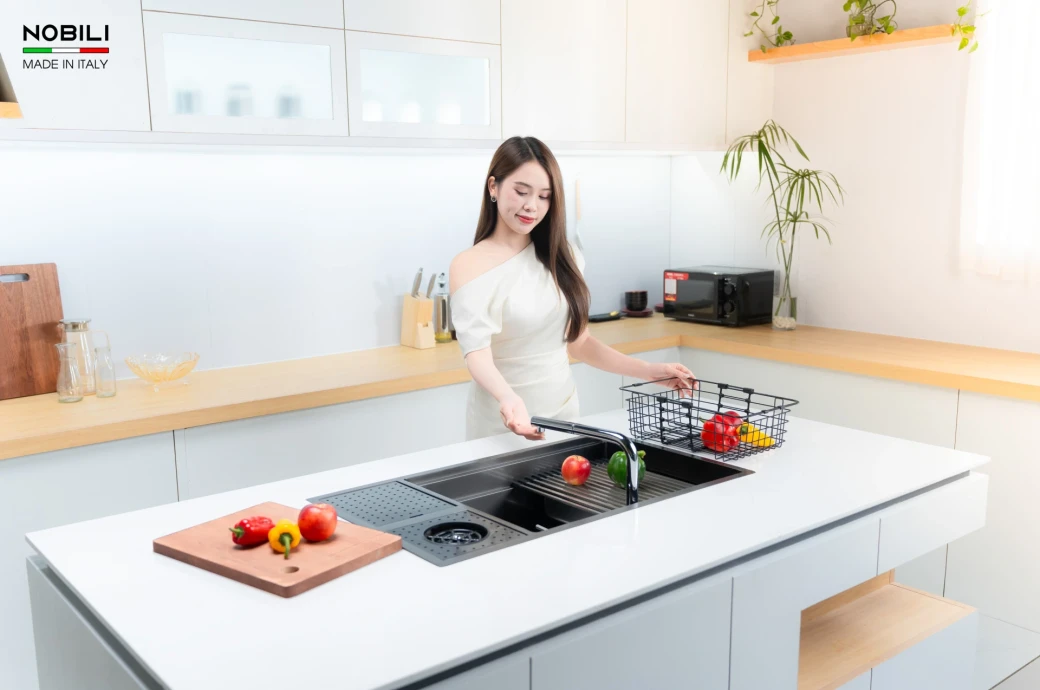 phối màu Chậu màu đen bóng, vòi màu chrome