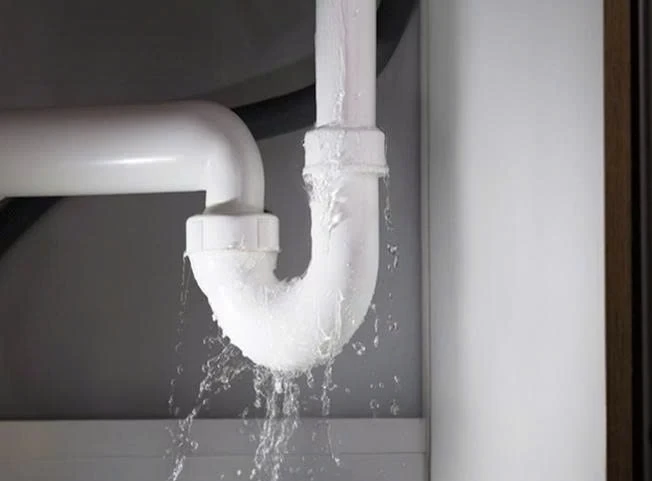 Đổ nước nóng vào chậu rửa bát có nên hay không?... - image 2